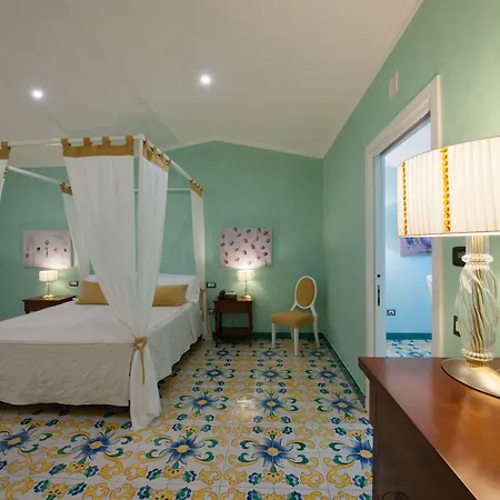 מלון L' Araba Fenice & 5*